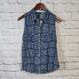 Nollie Blue Paisley Sleeveless Button-Down Shirt